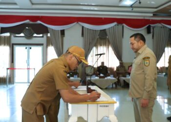 Bupati Pakpak Bharat, Franc Bernhard Tumanggor, saat  melantik 18 (delapan belas) Pejabat Fungsional, di lingkungan Pemerintah Kabupaten Pakpak Bharat, di Aula Bale sada Arih, Kompleks Kantor Bupati Pakpak Bharat, Senin (22/01/2024).