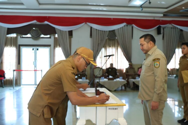 Bupati Pakpak Bharat, Franc Bernhard Tumanggor, saat  melantik 18 (delapan belas) Pejabat Fungsional, di lingkungan Pemerintah Kabupaten Pakpak Bharat, di Aula Bale sada Arih, Kompleks Kantor Bupati Pakpak Bharat, Senin (22/01/2024).