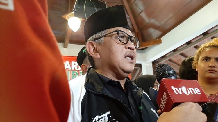 Sekjen PDIP Hasto Kristiyanto memastikan DPP PDIP menerima pengunduran diri Maruarar Sirait. (Foto: Achmad Al Fiqri)