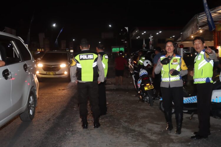 Polres Pematang Siantar memberlakukan sistem one way atau satu arah mulai dari arah Parapat, perbatasan Simalungun sampai Jalan Gereja Kota Siantar, pada Senin (1/1/2024), pukul 22.00 WIB.