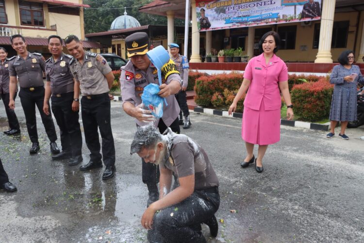 Kapolres Pematang Siantar, AKBP Yogen Heroes Baruno, SH, S.I.K, pimpin upacara kenaikan pangkat 55 orang personil, periode 01 Januari 2024, Rabu (3/1/2024), di lapangan apel Polres Pematang Siantar.