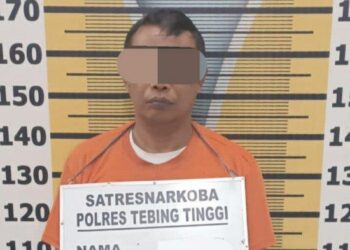 Pelaku kepemilikan narkotika jenis sabu-sabu, ES alias Edi (49) saat diamankan polisi di Mapolres Tebing Tinggi, Jum'at (19/1/2024).