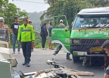 Personel Satlantas Polres Tanah Karo mengevakuasi bus penumpang yang masuk ke dalam jurang di kawasan Tahura, Berastagi, Jumat (5/1/2024). Kecelakaan tunggal ini, diakibatkan karena bus menghindari mobil lawan arah hingga sopir banting setir ke jurang. TRIBUN MEDAN/HO