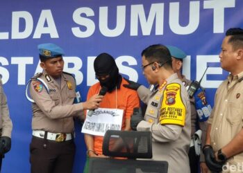 Polisi menangkap suami yang bunuh istrinya di Deli Serdang. (Foto: Goklas Wisely).