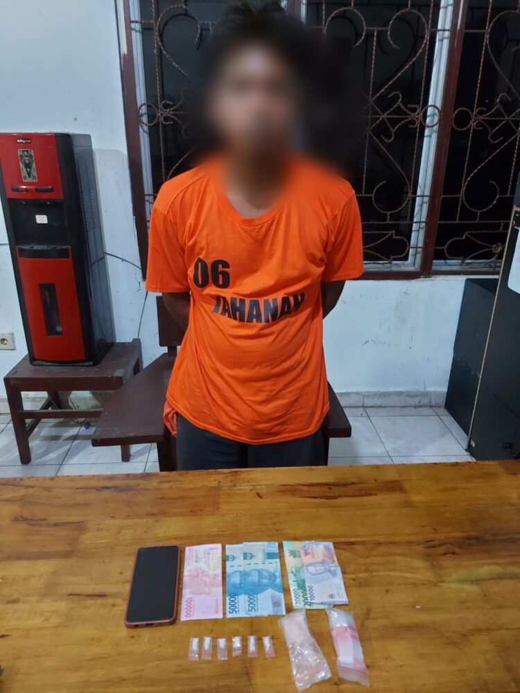 Foto tersangka dan barang bukti yang diamankan Polisi.