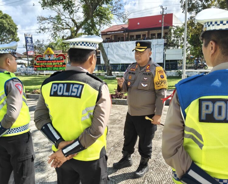 Kapolres Simalungun, AKBP Choky Sentosa Meliala, S.I.K., S.H., M.H., saat memberikan arahan.