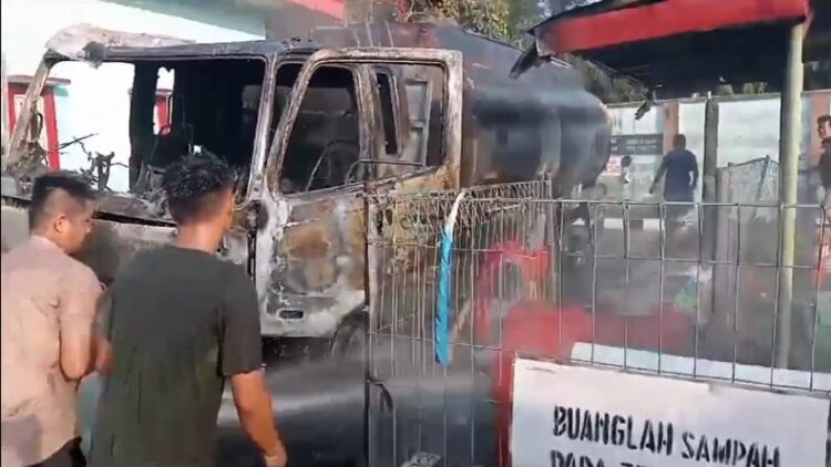 Truk tangki Bahan Bakar Minyak (BBM) Pertalite terbakar hebat di area SPBU Kecamatan Aek Song-Songan, Kabupaten, Asahan, Sumatera Utara, Selasa (30/1/2024). (Foto: Ulil Amri).