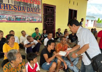Toharik, calon anggota DPRD Pematangsiantar, saat mngunjungi Yayasan Rehabilitasi Bethesda Dame Tanjung Pinggir Siantar.