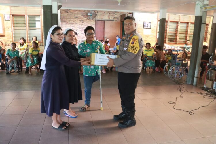 Polres Simalungun di bawah kepemimpinan Kapolres, AKBP Choky Sentosa Meliala, S.I.K., S.H., M.H, melaksanakan kegiatan bakti sosial, di Pusat Rehabilitasi Disabilitas Fisik Harapan Jaya, pada Jumat (19/1/2024).