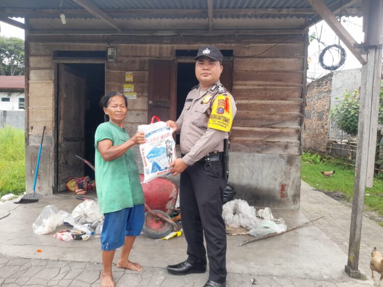 Bripka Johannes C. Siregar, SH, membagikan bantuan sosial (Bansos) dari Kapolres Pematangsiantar, AKBP Yogen Heroes Baruno SH, SIK, kepada warga kurang mampu, Selasa (16/1/2024) siang, pukul 14.00 WIB.