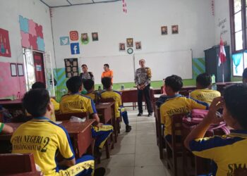 Kanit Binmas, Aiptu Edi Syahputra SH dan Bhabinkamtibmas Kelurahan Sukadame, AIPTU Beta Sinambela, memberikan penyuluhan di SMA Negeri 2, Jl. Patuan Anggi, Kelurahan Sukadame, Kecamatan Siantar Utara, Kota Pematangsiantar, Jumat (26/1/2024), sekitar pukul  11.30 WIB.