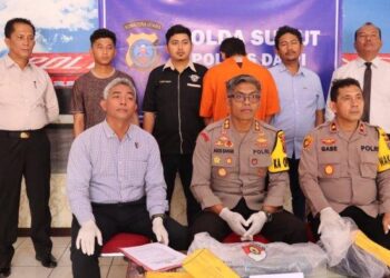Kapolres Dairi, AKBP Agus Bahari (tengah) didampingi Wakapolres, Kompol Deny Boy Panggabean (kanan) dan Kasat Reskrim, AKP Meetson Sitepu (kiri) saat menggelar konferensi pers di Loby Mapolres Dairi, Jumat (5/1/2024). TRIBUN-MEDAN//ALVI
