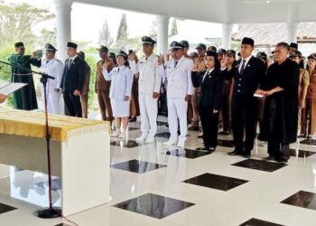 Sekdakab Simalungun, Esron Sinaga, melantik 33 pejabat Administratur dan Pengawas, di lingkungan Pemerintah Kabupaten (Pemkab) Simalungun, di pendopo rumah dinas Bupati Simalungun Pamatang Raya, Sumut, Rabu (31/1/2024).
