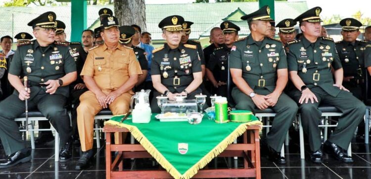 Bupati Simalungun, Radiapoh Hasiholan Sinaga, menghadiri upacara penutupan pendidikan Pratama Bintara, di lapangan Rindam I/BB, Kecamatan Siantar Sitalasari, Kota Pematangsiantar, Senin (29/1/2024).