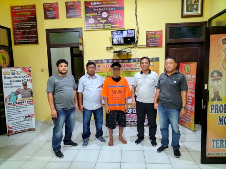 Foto pelaku pencurian saat diapit petugas kepolisian.