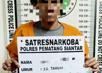 Foto tersangka yang diamankan Sat Narkoba Polres Pematangsiantar.