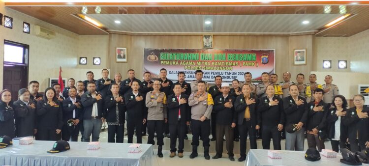 Foto bersama disela acara silaturahmi dan doa bersama pemuka agama, mitra kamtibmas (PAMK) Polres Simalungun.