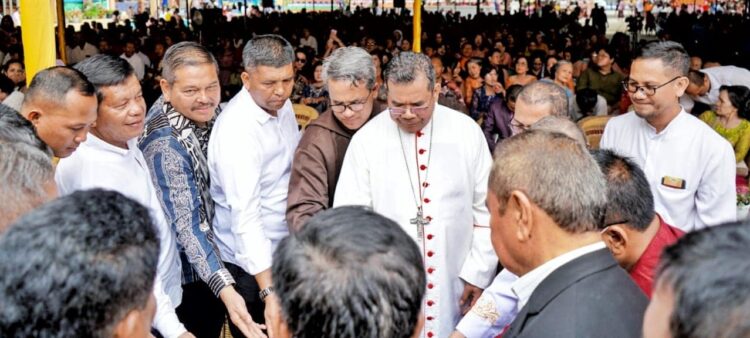 Bupati Simalungun, Radiapoh Hasiholan Sinaga saat hadiri pentahbisan 7 Imam menjadi Pastor Keuskupan Agung Medan.