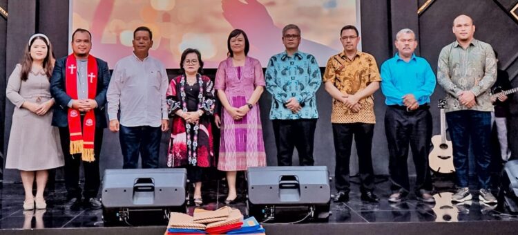 Bupati Simalungun, Radiapoh Hasiholan Sinaga dan istri saat beribadah bersama jemaat Gereja Penyebaran Injil (GPI) Filadelfia Perdagangan, Minggu (28/1/2024).