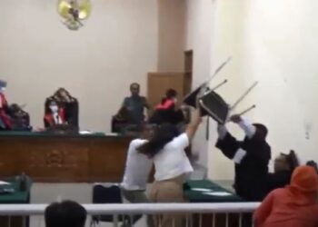 Istri oknum pendeta yang lakukan pelecehan seksual lempar kursi ke arah hakim (Foto: iNews)