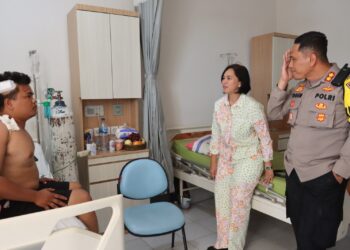 Kapolres Pematangsiantar bersama Ketua Bhayangkari Cabang Pematangsiantar, Ny Sandra Yogen, menjenguk Brigadir Franky Fidelisman Sijabat, yang mendapatkan perawatan medis akibat kecelakaan, di Rumah Sakit Horas Insani Pematangsiantar.
