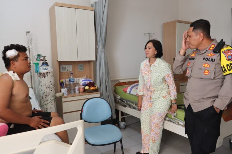 Kapolres Pematangsiantar bersama Ketua Bhayangkari Cabang Pematangsiantar, Ny Sandra Yogen, menjenguk Brigadir Franky Fidelisman Sijabat, yang mendapatkan perawatan medis akibat kecelakaan, di Rumah Sakit Horas Insani Pematangsiantar.