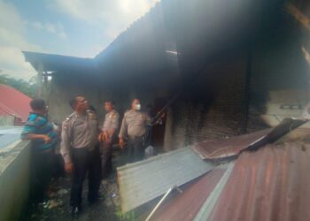 Personil Polsek Siantar Marihat  saat olah TKP kebakaran rumah di Jalan Bunga Lawang.