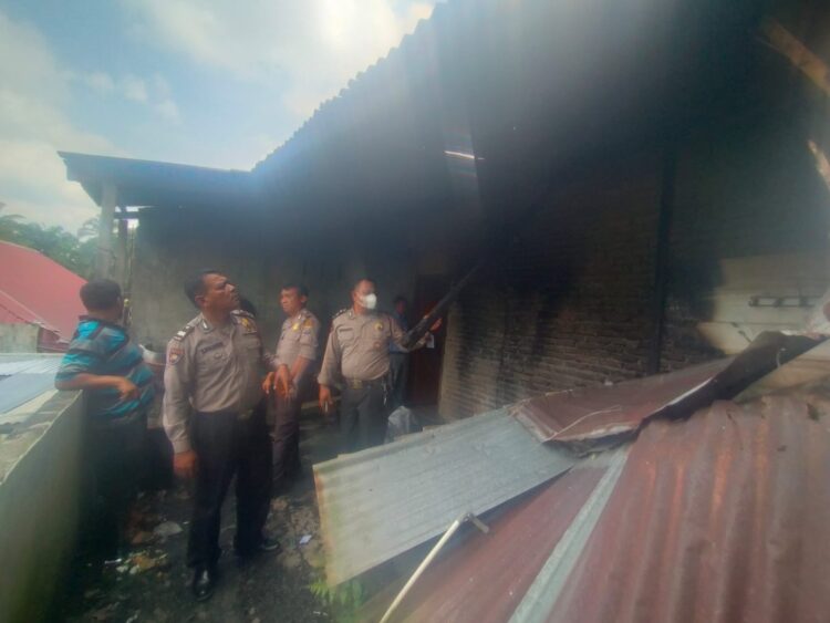 Personil Polsek Siantar Marihat  saat olah TKP kebakaran rumah di Jalan Bunga Lawang.