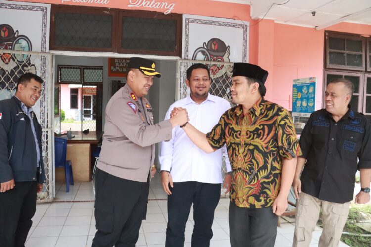 Kapolres Simalungun, AKBP Choky Sentosa Meliala, S.I.K., S.H., M.H, melakukan kunjungan resmi ke Kantor Bawaslu Kabupaten Simalungun, pada Jumat (12/1/2024), sekitar pukul 11.30 WIB, Jalan Saribu Dolok No.16, Kecamatan Panei, Kabupaten Simalungun.