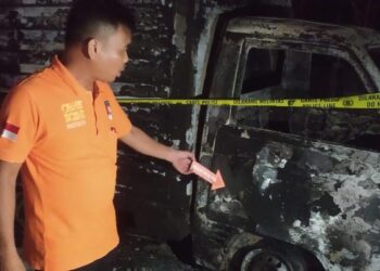 Foto: Kondisi mobil yang terbakar di parkiran area A Tol Medan-Tebing Tinggi. (Dok. Polres Sergai)