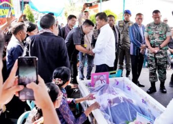 Bupati Simalungun, Radiapoh Hasiholan Sinaga melayat ke rumah duka, korban kecelakaan maut di Simalungun.