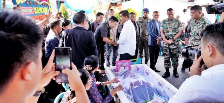 Bupati Simalungun, Radiapoh Hasiholan Sinaga melayat ke rumah duka, korban kecelakaan maut di Simalungun.