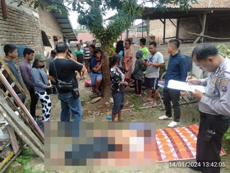Petugas kepolisian saat ,melakukan olah TKP.