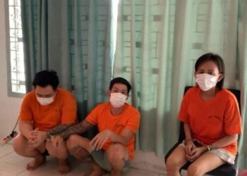 Ketiga pelaku setelah ditangkap polisi karena memproduksi narkoba jenis happy water, Senin (15/1/2024). TRIBUN MEDAN/ALFIANSYAH