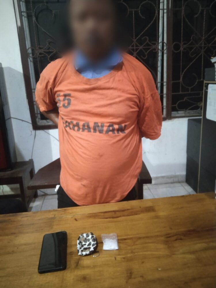 Foto tersangka dan barang bukti sabu yang diamankan petugas.