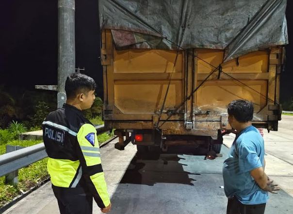 Tabrak Belakang Truk di Tol Pekanbaru, 2 Penumpang Mobil Tewas.