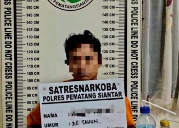 Foto tersangka dan barang bukti yang diamankan Sat Narkoba Polres Pematangsiantar.