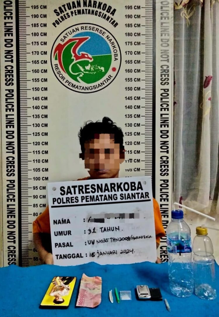 Foto tersangka dan barang bukti yang diamankan Sat Narkoba Polres Pematangsiantar.