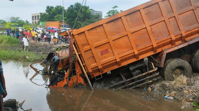 Foto: Kondisi dump truk ringsek usai terperosok ke dalam parit di Jalan Siak II, Pekanbaru. (Dok. Satlantas Polresta Pekanbaru)
