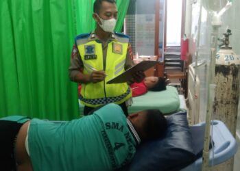 Petugas kepolisian mengecek kondisi para korban di rumah sakit.