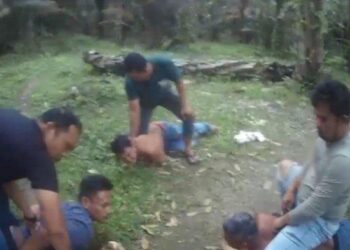 Petugas mengamankan empat pria saat grebek kampung narkoba di Kecamatan Pulau Rakyat, Kabupaten Asahan. 16 paket sabu diamankan dari tersangka SY yang dibeli dari tersangka SM. TRIBUN MEDAN via Polres Asahan