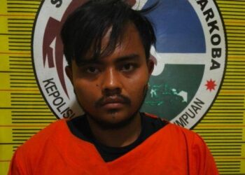 DAB Warga Jalan Alboin Hutabarat Kelurahan Wek VI kampung darek ,Kecamatan Padangsidimpuan Selatan tak berkutik saat di tangkap Tim sat resnarkoba polres Padangsidimpuan di salah satu rumah makan di jalan Sisingamangaraja Kelurahan Wek V, Kecamatan Padangsidimpuan Selatan ,Kota Padangsidimpuan, Sabtu (17/2/2024) pagi.