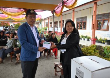 Bupati Humbahas, Dosmar Banjarnahor SE, melaksanakan pencoblosan Pemilu 2024, di TPS 1.