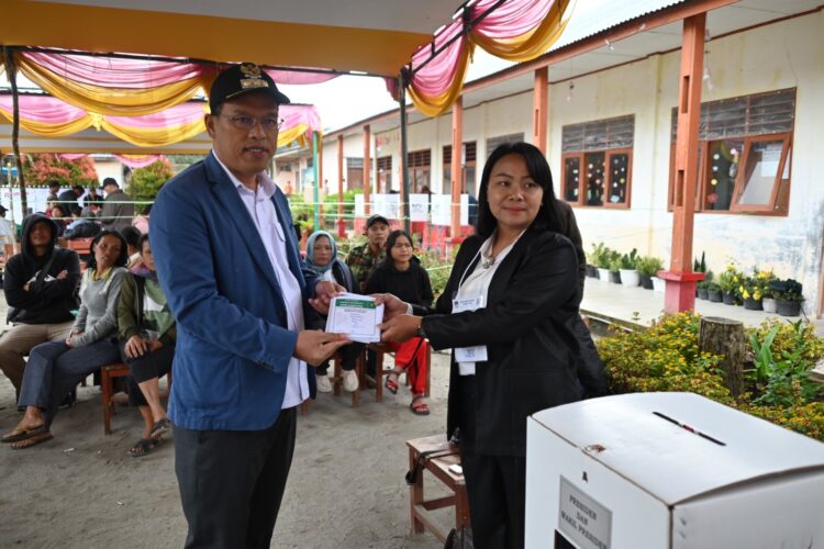 Bupati Humbahas, Dosmar Banjarnahor SE, melaksanakan pencoblosan Pemilu 2024, di TPS 1.