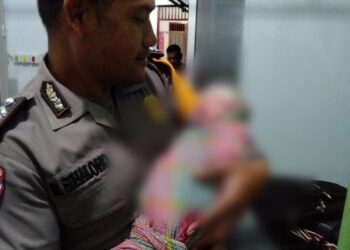 Polsek Sidamanik menyelidiki temuan seorang bayi laki-laki, di teras belakang Mushola AlBarokah, Dusun Pangkalan Buntu, Nagori Tigabolon, Kecamatan Sidamanik, Kabupaten Simalungun.