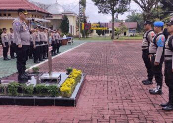 Kapolres Simalungun, AKBP Choky Sentosa Meliala, S.I.K., S.H, M.H, saat pimpin Apel Pergeseran Pasukan Pengamanan TPS Jelang Pemilu 2024, di Lapangan Apel Mako Polres Simalungun,  Minggu (11/2/2024).