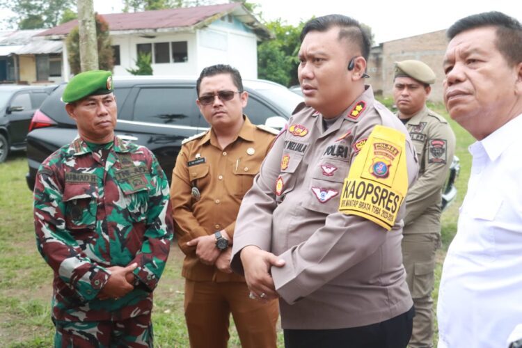 Kapolres Simalungun, AKBP Choky Sentosa Meliala, S.I.K., S.H., M.H., bersama Bupati Simalungun, Radiapoh Hasiholan Sinaga, SH, MH, Wakil Bupati, H. Zonny Waldi, S.Sos., MM., serta anggota Forkopimda lainnya dan beberapa pimpinan perangkat daerah saat tinjau kesiapan TPS jelang Pemilu 2024.