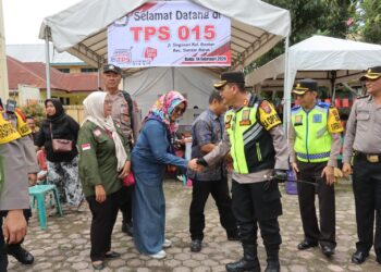 Kapolres Pematangsiantar, AKBP Yogen Heroes Baruno SH, SIK, saat monitoring pengamanan Tempat Pemungutan Suara.