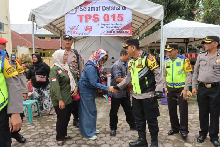 Kapolres Pematangsiantar, AKBP Yogen Heroes Baruno SH, SIK, saat monitoring pengamanan Tempat Pemungutan Suara.