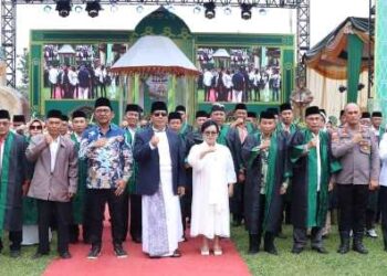 Foto bersama disela kegiatan.